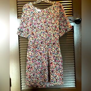 Bright and light short dress with pockets!